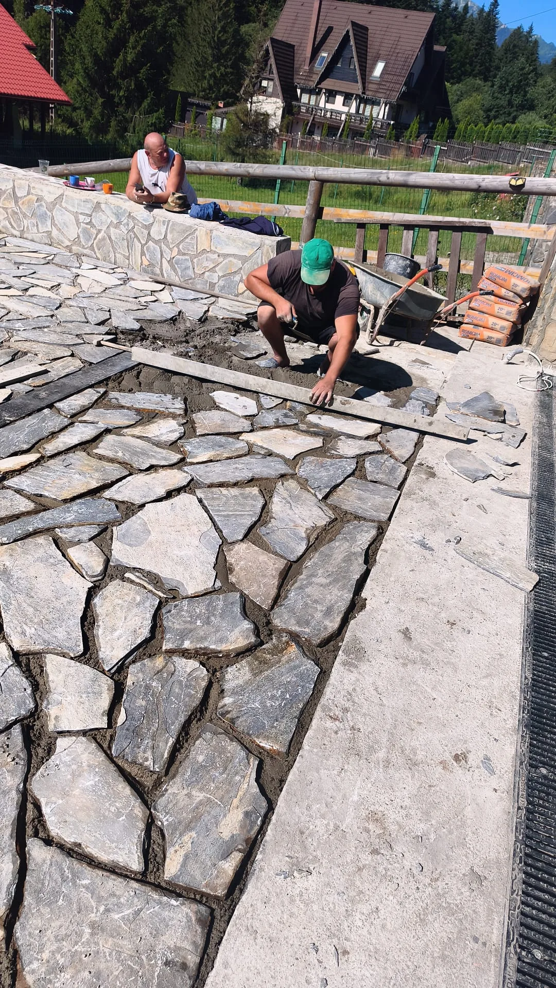 Montaj manual al pietrei naturale într-o suprafață exterioară.
